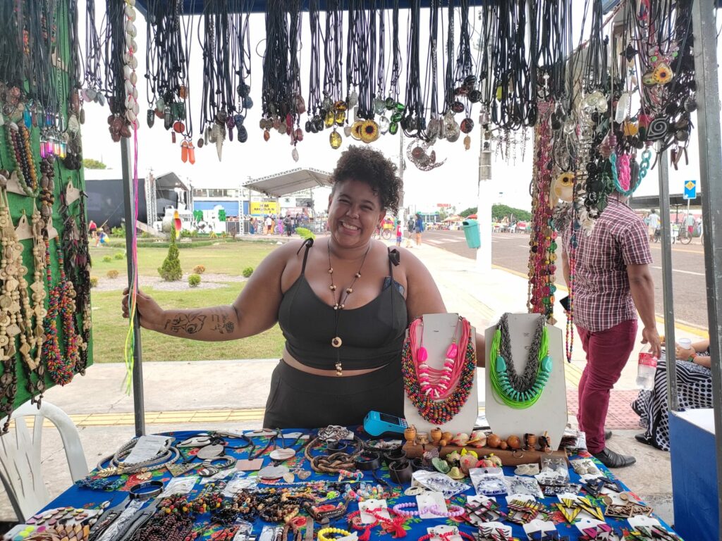 Patrícia Martins, de 25 anos, que trabalha com artesanato há 10 anos | Foto: Rafaelli Marques