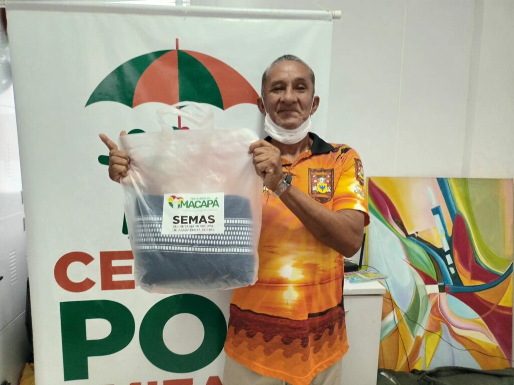 Elson Ribeiro, 58 anos, agradece emocionado o kit de higiene