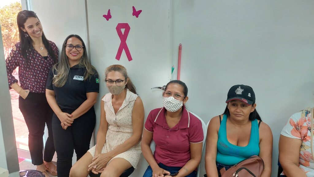 Mulheres do Cras Simpatia no atendimento da Carreta do Hospital de Amor.jpeg