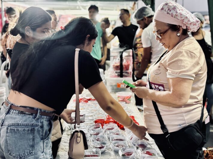 Macapá Criativa movimenta Praça Jacy Barata Jucá com feira de artesanato e sucesso da Tenda do Morango do Amor
