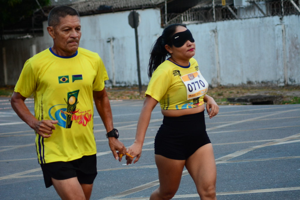 Público acompanhando a corrida