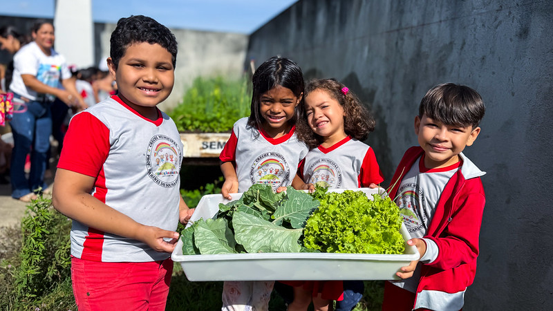 Estudantes da Creche Municipal Marinei Uchôa participam da primeira colheita do projeto Horta Urbana