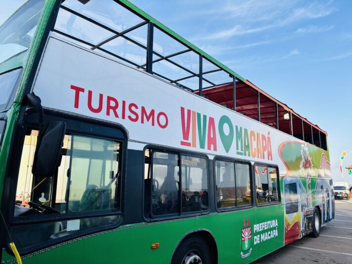 Prefeitura entrega ônibus turístico e anuncia atrações do Orla Folia 2026