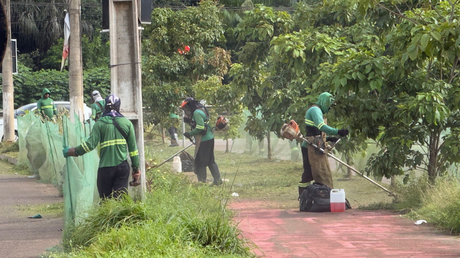 Prefeito Pedro DaLua acompanha serviços de limpeza e anuncia melhorias no residencial Macapaba