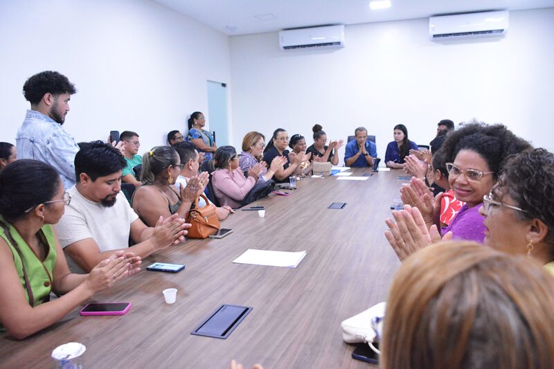 Prefeito interino Pedro DaLua reúne com representantes de caixas escolares e anuncia providências para demandas deixadas pela antiga gestão