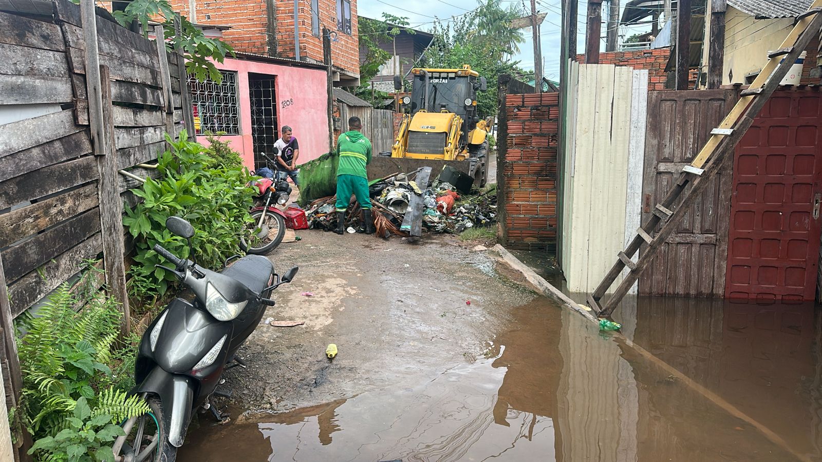 Prefeitura atua com força-tarefa para atender famílias afetadas por alagamento no Conjunto Barcellos