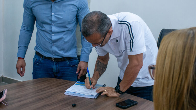 Após anos de espera, comissão entrega ao prefeito Pedro DaLua minuta de atualização do PCCR da Educação
