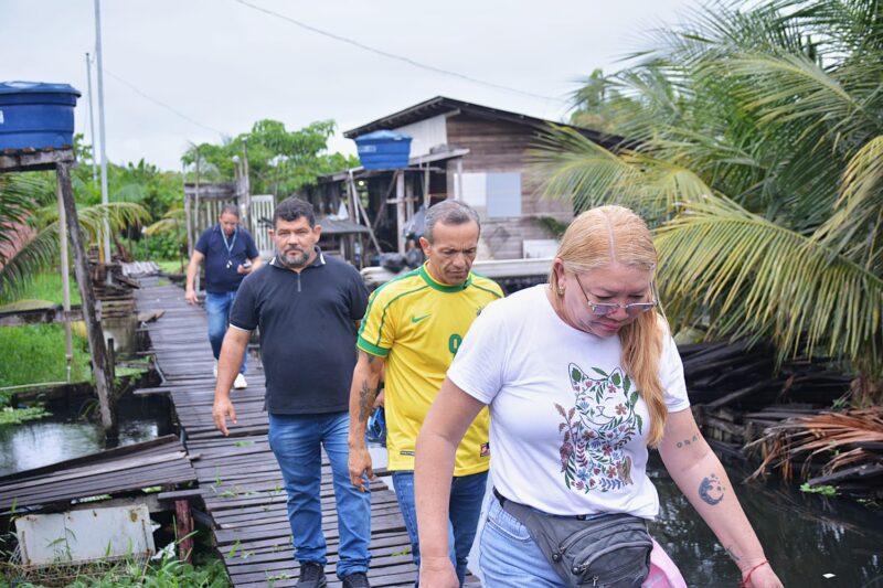 Prefeito percorre passarelas do Congós e acompanha demandas de moradores