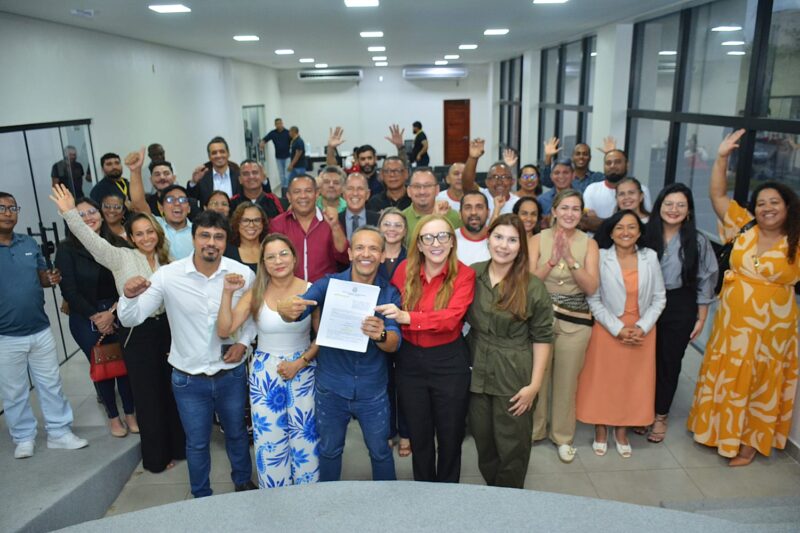 Prefeito Pedro DaLua assina decreto que cria Comissão de Reestruturação do PCCR dos profissionais da educação básica