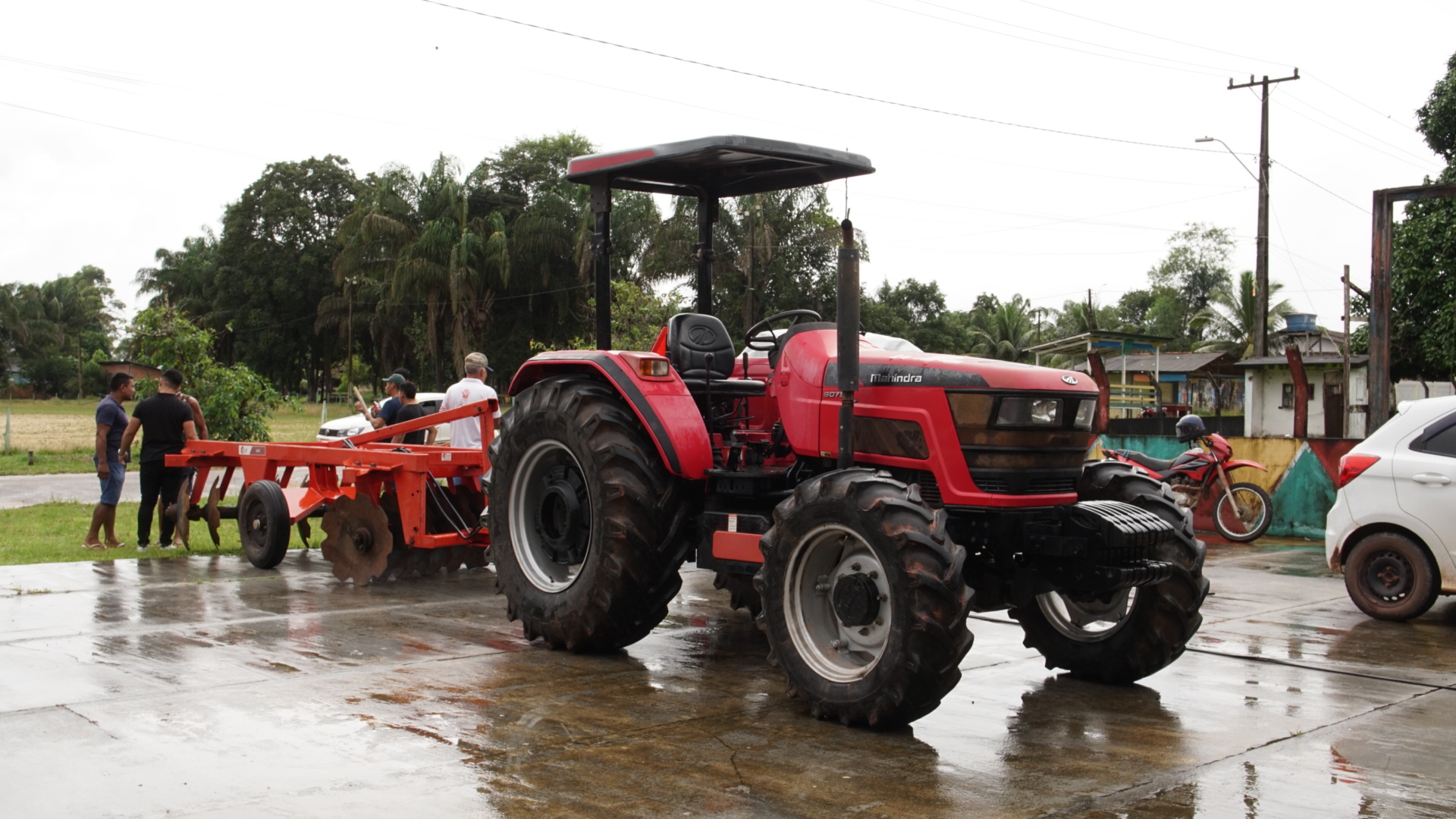 Prefeito DaLua entrega trator e garante apoio à agricultura familiar em Tracajatuba 1