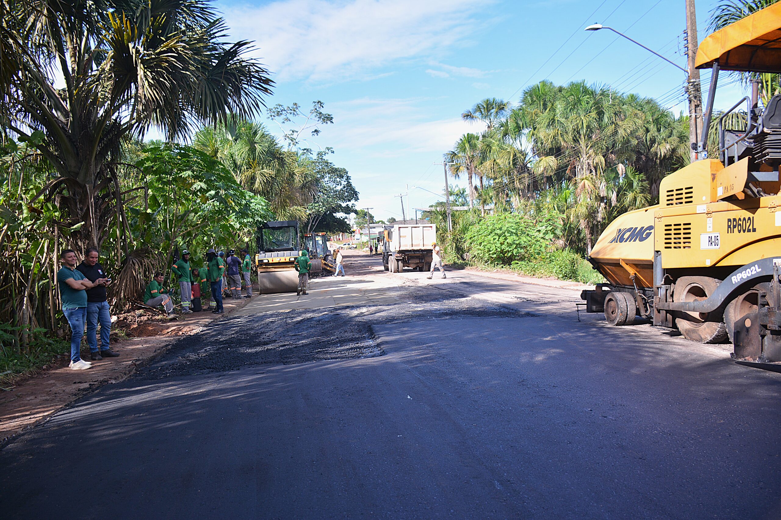 Prefeitura acelera frentes de trabalho e leva recapeamento para avenida marcada por anos de abandono no Infraero II