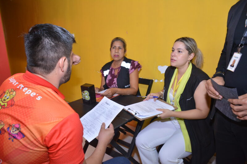 Vigilância em Saúde de Macapá realiza fiscalização educativa noturna em estabelecimentos do Marabaixo I