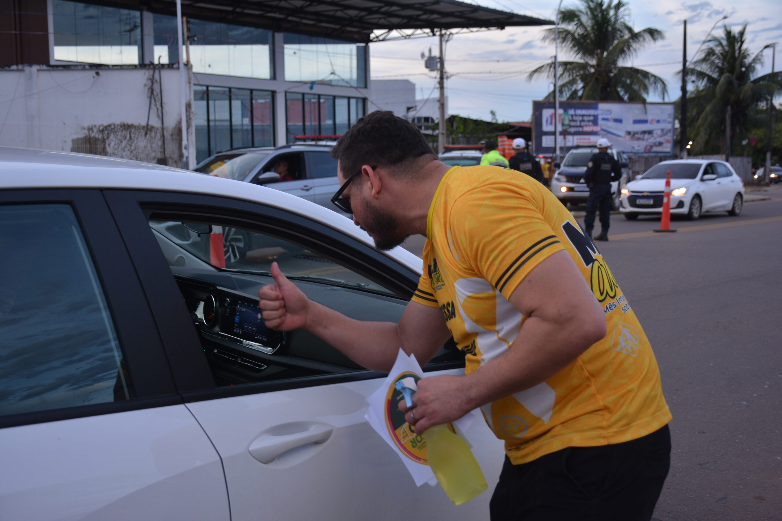 Blitz educativa, adesivaço e bicicletada marcam o encerramento da Campanha Maio Amarelo em Macapá