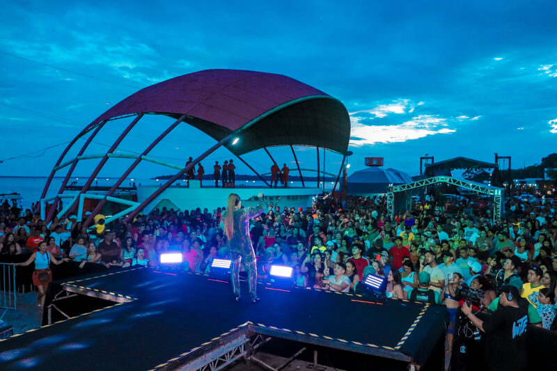 Banda Fruto Sensual agita o público na Domingueira do Macapá Verão, na Praia da Fazendinha