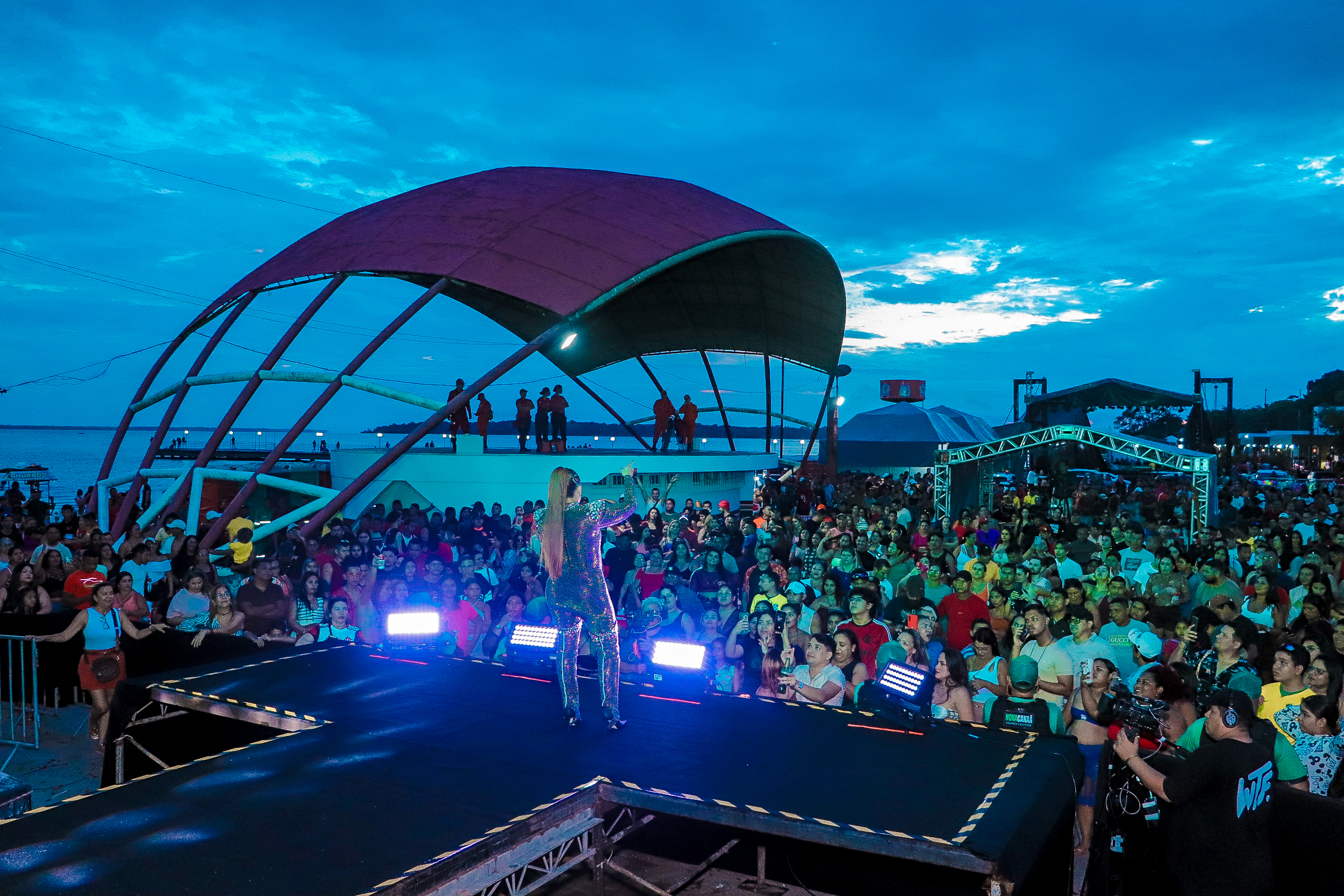 Banda Fruto Sensual agita o público na Domingueira do Macapá Verão, na Praia da Fazendinha