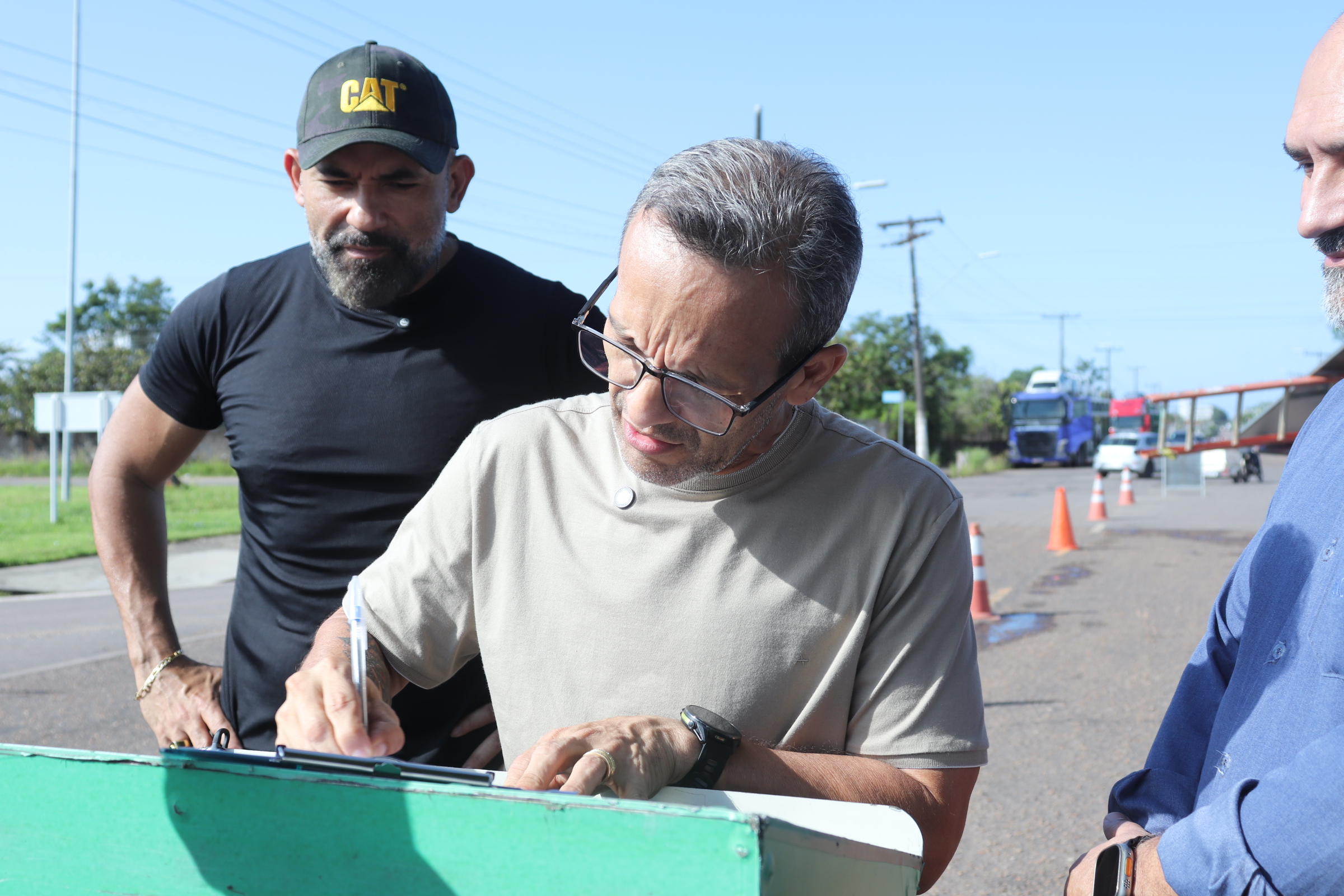 Prefeito Pedro DaLua assina Ordem de Serviço para obras na Avenida Hildemar Maia
